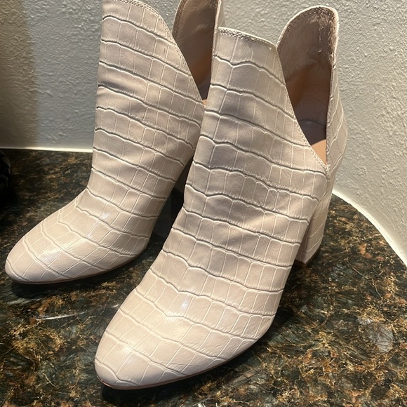 Steve Madden Rookie Embossed Leather Off White Booties Size 8.5 M Crocodile - Picture 2 of 5